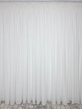Perdea Frank albă cu sidef argintiu in model vertical, material plin ca textura